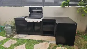 מטבח חוץ משולב עם פינת ישיבה וגינה