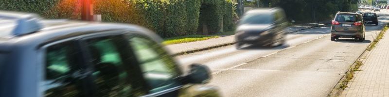 נתפסתם במהירות מופרזת כך מחליטים חכם לשלם, להישפט או לפנות לעו״ד