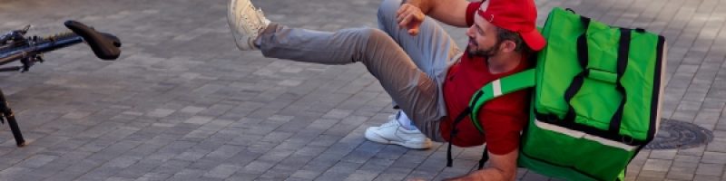 שליח נפל מהקורקינט בדרך למשלוח המדריך שמחבר בין עבודה, נזיקין וביטוח לאומי